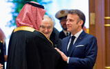 Le prince héritier Mohammed ben Salman e accueillant le président français Emmanuel Macron avant le sommet One Water dans la capitale Riyad, le 3 décembre 2024. (Crédit :  Saudi Ministry of Media/AFP)