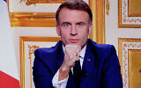 Le président français Emmanuel Macron s'adresse à la nation lors d'une émission télévisée depuis le palais présidentiel de l'Elysée, le 5 décembre 2024. (Crédit : Ludovic MARIN / AFP)