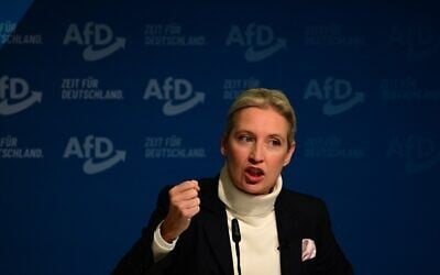 Alice Weidel, co-dirigeante du parti d'extrême-droite Alternative pour l'Allemagne (AfD), s'exprimant lors d'une conférence de presse alors qu'elle a été officiellement désignée comme candidate de l'AfD à la chancellerie lors d'une élection anticipée prévue en février 2025, à Berlin, le 7 décembre 2024.(Crédit : Tobias Schwarz/AFP)