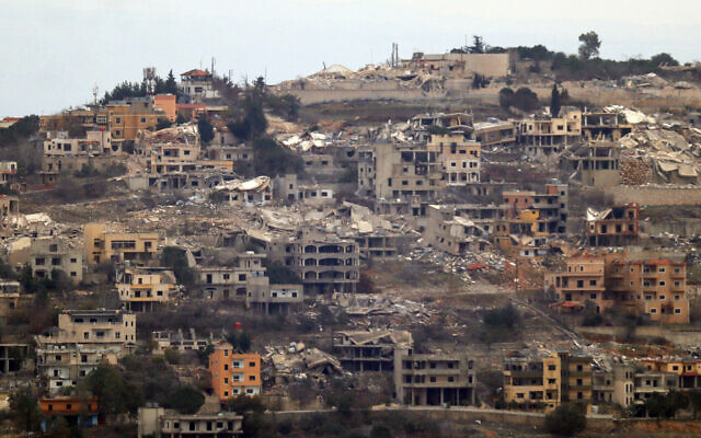 Cette photo montre des bâtiments détruits, apparemment à la suite de frappes israéliennes, dans le village de Khiam, au sud du Liban, près de la frontière avec Israël, le 7 décembre 2024. (Crédit : AFP) Cette photo montre des bâtiments détruits, apparemment à la suite de frappes israéliennes, dans le village de Khiam, au sud du Liban, près de la frontière avec Israël, le 7 décembre 2024. (Crédit : AFP)