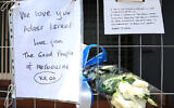 Des messages et des fleurs sont attachés à la clôture de la synagogue Adass Israel dans la banlieue de Melbourne, Ripponlea, le 9 décembre 2024. (Crédit : Martin KEEP / AFP)