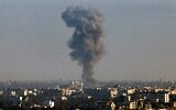 Illustration : De la fumée s'élevant au-dessus du gouvernorat syrien de Qouneitra après une frappe israélienne, sur une photo prise depuis le plateau du Golan, le 9 décembre 2024. (Crédit : Jalaa Marey/AFP)