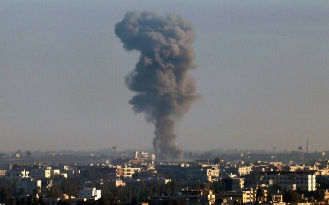Illustration : De la fumée s'élevant au-dessus du gouvernorat syrien de Qouneitra après une frappe israélienne, sur une photo prise depuis le plateau du Golan, le 9 décembre 2024. (Crédit : Jalaa Marey/AFP)