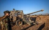 Des combattants des Forces démocratiques syriennes (FDS) dirigées par les Kurdes inspectant des véhicules et des équipements militaires endommagés et abandonnés à l'aéroport international de Qamishli, anciennement une base militaire conjointe syro-russe, dans le nord-est de la Syrie, le 9 décembre 2024. (Crédit : Delil Souleiman/AFP)