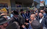 Le Premier ministre australien Anthony Albanese (3e à droite) s'adressant à des membres de la communauté juive locale lors d'une visite à la synagogue Adass Israel incendiée, à Melbourne, le 10 décembre 2024. (Crédit : Départements du Premier ministre et du Cabinet/AFP)