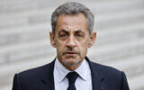 L'ancien président français Nicolas Sarkozy s'adresse à la presse à sa sortie d'une réunion sur l'attaque russe en Ukraine avec le président français au palais de l'Elysée à Paris le 25 février 2022. (Crédit : Ludovic MARIN / AFP)