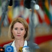 La haute représentante de l'UE pour les affaires étrangères et la politique de sécurité, Kaja Kallas, s'adresse à la presse alors qu'elle arrive pour présider une réunion du Conseil des affaires étrangères de l'Union européenne au bâtiment Europa à Bruxelles, le 16 décembre 2024. (Crédit : NICOLAS TUCAT / AFP)