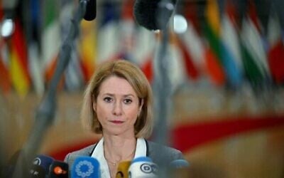 La haute représentante de l'UE pour les affaires étrangères et la politique de sécurité, Kaja Kallas, s'adresse à la presse alors qu'elle arrive pour présider une réunion du Conseil des affaires étrangères de l'Union européenne au bâtiment Europa à Bruxelles, le 16 décembre 2024. (Crédit : NICOLAS TUCAT / AFP)