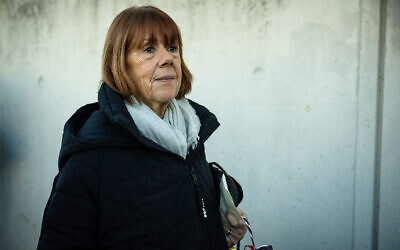Gisèle Pelicot quitte le palais de justice d'Avignon après avoir entendu la plaidoirie finale de la défense au procès de son ancien compagnon Dominique Pelicot, accusé de l'avoir droguée pendant près de dix ans et d'avoir invité des inconnus à la violer à leur domicile de Mazan, une petite ville du sud de la France, à Avignon, le 16 décembre 2024. Un tribunal d'Avignon juge Dominique Pelicot, un retraité de 71 ans, pour avoir violé à plusieurs reprises et enrôlé des dizaines d'inconnus pour violer sa femme sous forte sédation dans son propre lit pendant une décennie. Cinquante autres hommes, âgés de 26 à 74 ans, sont également jugés pour leur implication présumée, dans une affaire qui a horrifié la France. Les débats judiciaires, qui se déroulent jusqu'en décembre, sont ouverts au public à la demande de l'ex-femme et victime de Dominique Pelicot.
(Photo de CLEMENT MAHOUDEAU / AFP)