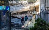Un bâtiment scolaire endommagé à Ramat Gan, près de Tel Aviv, le 19 décembre 2024, après que le campus a été frappé par des débris provenant de l'interception d'un projectile en provenance du Yémen. (Crédit : Jack Guez/AFP)