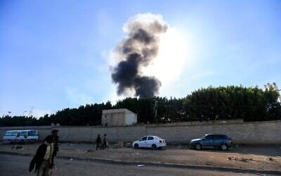 De la fumée s'échappant du site d'une frappe aérienne israélienne qui a visé une centrale électrique dans la capitale yéménite dirigée par les Houthis, Sanaa, le 19 décembre 2024. (Crédit : Mohammed Huwais/AFP)