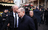 Le chancelier allemand Olaf Scholz se rend sur le site de l'attentat à la voiture piégée contre un marché de Noël à Magdebourg, dans l'est de l'Allemagne, le 21 décembre 2024. (Crédit : Ronny HARTMANN / AFP)
