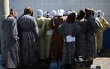 Des membres de la secte juive Lev Tahor devant l'école d'éducation spécialisée Alida Espana de Arana, à Guatemala City le 22 décembre 2024. (Crédit : Johan Ordóñez/AFP)