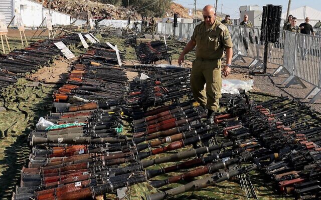 Photo d'illustration : Des armes et d'autres équipements qui, selon l'armée israélienne, appartenaient au groupe terroriste libanais du Hezbollah, saisis par l'armée lors de son opération terrestre au Sud-Liban, dans une base militaire du nord d'Israël, le 23 décembre 2024.  (Crédit :Jack Guez/AFP)