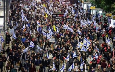 Des manifestants réclamant la libération des otages israéliens, à Tel Aviv, le 28 décembre 2024. (Crédit : Jack Guez/AFP)