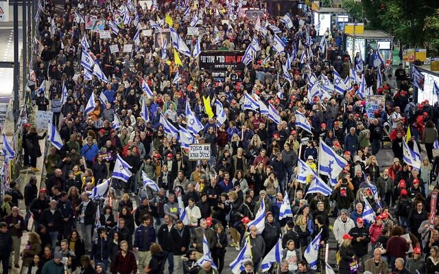 Des manifestants réclamant la libération des otages israéliens, à Tel Aviv, le 28 décembre 2024. (Crédit : Jack Guez/AFP)