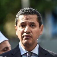 Abdul Rahman Youssef al-Qaradaoui, fils de l'érudit islamique Youssef al-Qaradaoui, prenant la parole lors d'une manifestation pour dénoncer la disparition du journaliste Jamal Khashoggi, devant le siège du consulat d'Arabie saoudite, à Istanbul, le 5 octobre 2018. (Crédit : Ozan Kose/AFP)