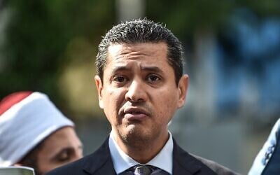 Abdul Rahman Youssef al-Qaradaoui, fils de l'érudit islamique Youssef al-Qaradaoui, prenant la parole lors d'une manifestation pour dénoncer la disparition du journaliste Jamal Khashoggi, devant le siège du consulat d'Arabie saoudite, à Istanbul, le 5 octobre 2018. (Crédit : Ozan Kose/AFP)
