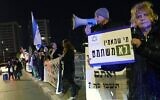 Des manifestantes appellent à un la conscription des ultra-orthodoxes à Bnei Brak le 21 décembre 2024. (Crédit : AFP/AFPTV)