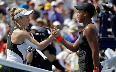 La Japonaise Naomi Osaka, à droite, serre la main de l'Israélienne Julia Glushko après la victoire d'Osaka sur Glushko lors du deuxième tour de l'US Open de tennis, le 30 août 2018, à New York. (AP Photo/Seth Wenig)