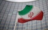Un drapeau national iranien flottant devant le bâtiment de l'Agence internationale de l'énergie atomique (AIEA), à Vienne, en Autriche, le 17 décembre 2021. (Crédit : Michael Gruber/AP)