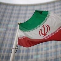 Un drapeau national iranien flottant devant le bâtiment de l'Agence internationale de l'énergie atomique (AIEA), à Vienne, en Autriche, le 17 décembre 2021. (Crédit : Michael Gruber/AP)