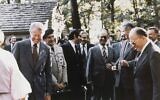 Le président américain Jimmy Carter, le Premier ministre israélien Menahem Begin et le président égyptien Anouar el-Sadate se retrouvent avec leurs assistants pour évoquer les problèmes du Moyen-Orient à Camp David, dans le Maryland, en septembre 1978. (Photo AP)