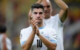 Le joueur israélien Manor Solomon applaudissantt les supporters à la fin du match de qualification pour l'Euro 2024 entre la Roumanie et Israël, au stade National Arena de Bucarest, en Roumanie, le  9 septembre 2023. (Crédit : Andreea Alexandru/AP)