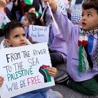 Photo d'illustration : Un petit Palestinien tient une pancarte sur laquelle est écrit "Du fleuve jusqu'à la mer, la Palestine sera libre" à Beyrouth, au Liban, le 14 décembre 2023. (Crédit : AP Photo/Hussein Malla/File)
