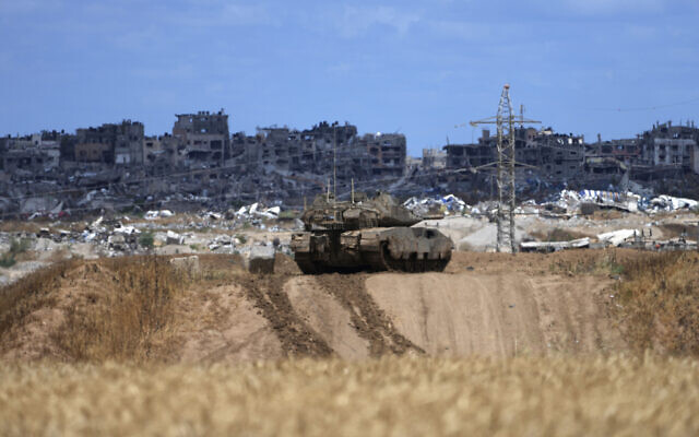 Un char israélien surplombant la bande de Gaza, vu depuis le sud d'Israël, le 6 mai 2024. (Crédit : Tsafrir Abayov/AP)