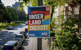 Une affiche électorale de l'AfD pour les élections européennes portant la mention "Notre pays d'abord" fixée sur un poteau à Francfort, en Allemagne, le 13 mai 2024. (Crédit : AP Photo/Michael Probst), File)
