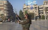 Illustration : Un combattant de l'opposition syrienne tire en l'air dans le centre-ville d'Alep, en Syrie, le 30 novembre 2024. (Crédit : AP Photo/Ghaith Alsayed)