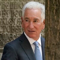 Charles Kushner arrivant aux funérailles d'Ivana Trump, à New York, le 20 juillet 2022. (Crédit : John Minchillo/AP)