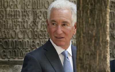 Charles Kushner arrivant aux funérailles d'Ivana Trump, à New York, le 20 juillet 2022. (Crédit : John Minchillo/AP)