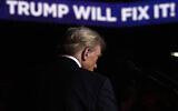 L'ancien président américain Donald Trump, alors candidat républicain à l'élection présidentielle, s'exprimant lors d'un meeting de campagne au Lee's Family Forum, à Henderson, dans le Nevada, le 31 octobre 2024. (Crédit : Julia Demaree Nikhinson/AP)