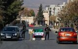 Des combattants islamistes de l'opposition syrienne tenant un poste de contrôle, à Damas, en Syrie, le 9 décembre 2024. (Crédit : Omar Sanadiki/AP)