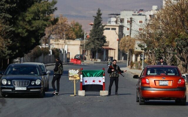 Des combattants islamistes de l'opposition syrienne tenant un poste de contrôle, à Damas, en Syrie, le 9 décembre 2024. (Crédit : Omar Sanadiki/AP) Des combattants islamistes de l'opposition syrienne tenant un poste de contrôle, à Damas, en Syrie, le 9 décembre 2024. (Crédit : Omar Sanadiki/AP)