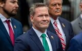 Le représentant Michael Waltz, républicain de Floride, s'adressant aux médias, à New York, le 16 mai 2024. (Crédit : Ted Shaffrey/AP)