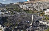Une foule de Syriens rassemblés lors d'une manifestation de célébration après la première prière du vendredi depuis l'éviction de Bashar el-Assad, sur la place centrale de Damas, en Syrie, le 13 décembre 2024. (Crédit : Ghaith Alsayed/AP)