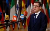 Le Premier ministre estonien Kristen Michal s'adressant aux médias à son arrivée au sommet de l'UE dans le bâtiment du Conseil européen, à Bruxelles, le 19 décembre 2024. (Crédit : Geert Vanden Wijngaert/AP)