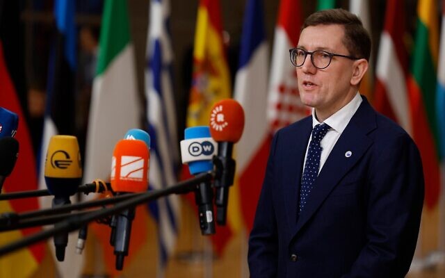 Le Premier ministre estonien Kristen Michal s'adressant aux médias à son arrivée au sommet de l'UE dans le bâtiment du Conseil européen, à Bruxelles, le 19 décembre 2024. (Crédit : Geert Vanden Wijngaert/AP) Le Premier ministre estonien Kristen Michal s'adressant aux médias à son arrivée au sommet de l'UE dans le bâtiment du Conseil européen, à Bruxelles, le 19 décembre 2024. (Crédit : Geert Vanden Wijngaert/AP)