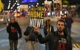 Des manifestants demandant la libération des otages, devant les quartiers généraux de l'armée de la Kirya, à Tel Aviv, le 17 décembre 2024. (Crédit : Ariel Schalit/AP)
