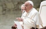 Le pape François échangeant les vœux de fin d'année avec les employés du Vatican, dans la salle Paul VI, au Vatican, le 21 décembre 2024. (Crédit : Andrew Medichini/AP)