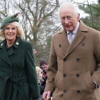 Le roi Charles III et la reine Camilla de Grande-Bretagne arrivent pour la messe de Noël célébrée en l'église Sainte-Marie-Madeleine de Sandringham, dans le Norfolk, en Angleterre, le 25 décembre 2024. (Jon Super/AP)