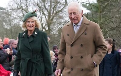 Le roi Charles III et la reine Camilla de Grande-Bretagne arrivent pour la messe de Noël célébrée en l'église Sainte-Marie-Madeleine de Sandringham, dans le Norfolk, en Angleterre, le 25 décembre 2024. (Jon Super/AP)