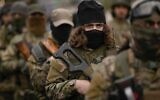 Des membres des nouvelles forces armées, d'anciens rebelles islamistes qui ont renversé le gouvernement de Bashar el-Assad et qui servent maintenant dans le nouveau gouvernement syrien, se tiennent en formation alors qu'ils se préparent à un défilé militaire dans le centre de Damas, en Syrie, le 27 décembre 2024. (Crédit : Leo Correa/AP)