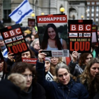 Des manifestants brandissant des pancartes et des drapeaux d'Israël lors d'une manifestation intitulée « Le viol n'est PAS de la résistance » , afin d'attirer l'attention sur le sort des femmes israéliennes kidnappées à Gaza, devant le siège de la BBC, à Londres, le 4 février 2024. (Crédit : Henry Nicholls/AFP)