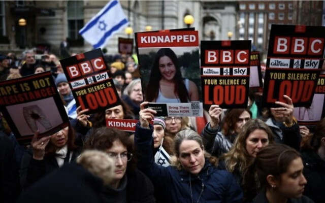 Des manifestants brandissant des pancartes et des drapeaux d'Israël lors d'une manifestation intitulée « Le viol n'est PAS de la résistance » , afin d'attirer l'attention sur le sort des femmes israéliennes kidnappées à Gaza, devant le siège de la BBC, à Londres, le 4 février 2024. (Crédit : Henry Nicholls/AFP)