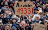 Des personnes réunies pour protester contre le parti d'extrême-droite Alternative pour l'Allemagne (AfD) et l'extrémisme de droite, à Francfort-sur-le-Main, en Allemagne, le 20 janvier 2024. (Crédit : Michael Probst/AP)