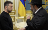 Le président ukrainien Volodymyr Zelensky lors de l'allumage de la première bougie de Hanoukka en présence des grands rabbins ukrainiens, ne Ukraine, le 25 décembre 2024. (Crédit : Capture d’écran X; utilisée conformément à l'article 27a de la loi sur le droit d'auteur)